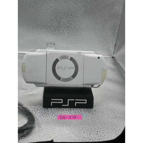 White psp 1000 w/charger - Picture 5 of 9